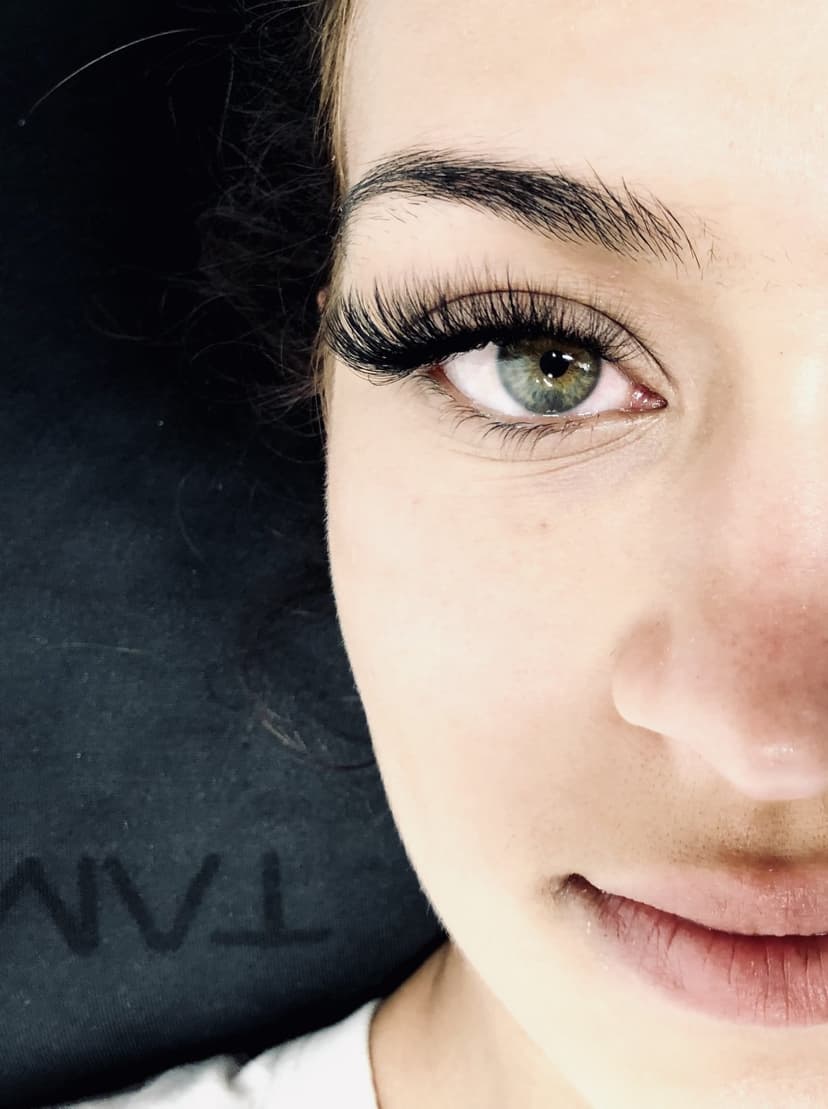 Cat eye volume lashes