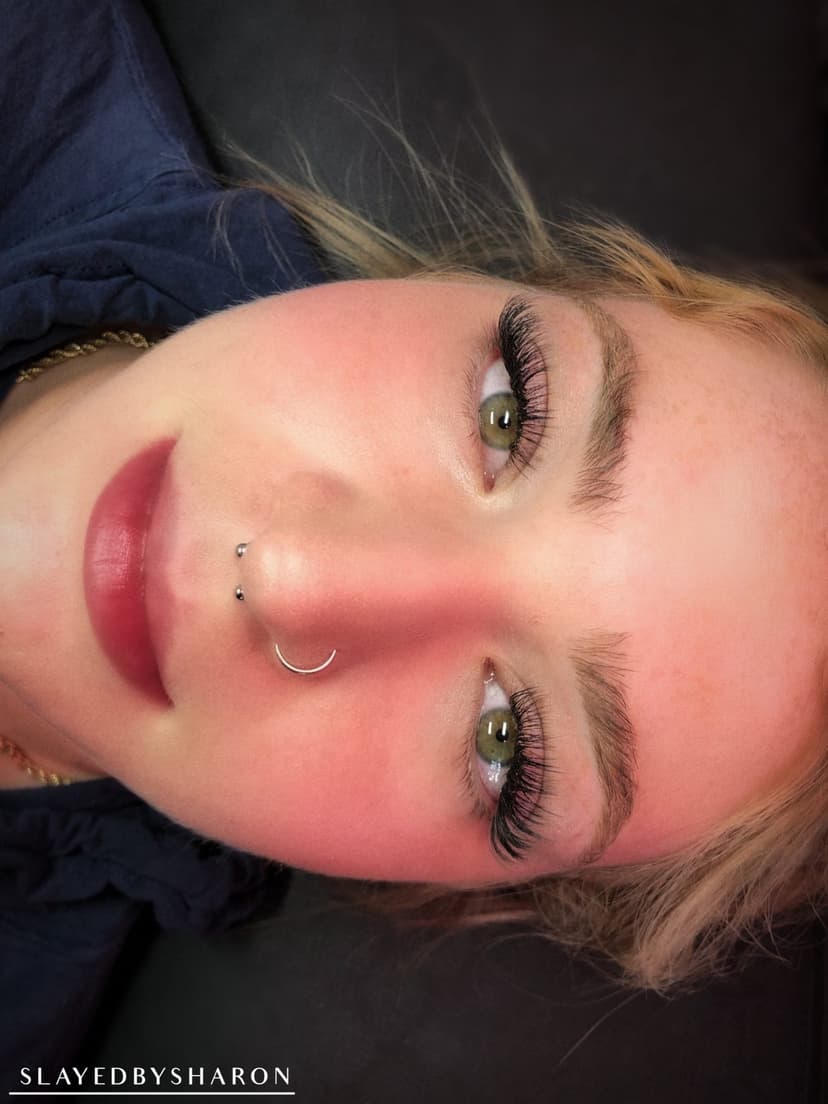 Hybrid cat eye lash extensions